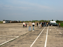 Die ersten Besucher treffen auf dem ehemaligen Flugfeld Aspern ein. Foto: Ing. Erwin Rössler.