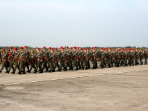 Die Militärmusik auf dem Weg zum Gelände der Angelobung, wo das Platzkonzert gegeben wird. Foto: Ing. Erwin Rössler.