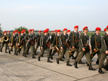 Die Militärmusik auf dem Weg zum Gelände der Angelobung, wo das Platzkonzert gegeben wird. Foto: Ing. Erwin Rössler.