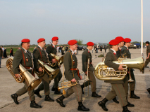 Die Militärmusik auf dem Weg zum Gelände der Angelobung, wo das Platzkonzert gegeben wird. Foto: Ing. Erwin Rössler.