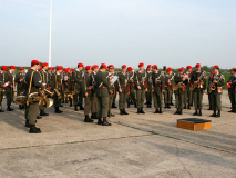 Die Militärmusik nimmt Aufstellung für das bevorstehende Platzkonzert auf dem ehemaligen Flugfeld Aspern. Foto: Ing. Erwin Rössler.