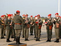 Die Militärmusik gibt ein Platzkonzert für die Zuschauer der nachfolgenden Angelobung auf dem ehemaligen Flugfeld Aspern. Foto: Ing. Erwin Rössler.