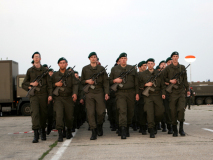 Die zweite Gruppe von Soldaten auf dem Weg zum Gelände zur Angelobung auf dem ehemaligen Flugfeld Aspern. Foto: Ing. Erwin Rössler.