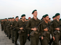 Die zweite Gruppe von Soldaten auf dem Weg zum Gelände zur Angelobung auf dem ehemaligen Flugfeld Aspern. Foto: Ing. Erwin Rössler.