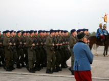 Die nächste Gruppe von Soldaten auf dem Weg zum Gelände zur Angelobung auf dem ehemaligen Flugfeld Aspern. Foto: Ing. Erwin Rössler.