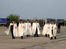 Auch Traditionsvereine in ihren historischen Uniformen nahmen an der Angelobung 2009 in Aspern teil. Foto: Ing. Erwin Rössler.