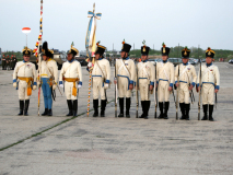Auch Traditionsvereine in ihren historischen Uniformen nahmen an der Angelobung 2009 in Aspern teil. Foto: Ing. Erwin Rössler.