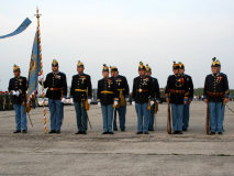 Auch Traditionsvereine in ihren historischen Uniformen nahmen an der Angelobung 2009 in Aspern teil. Foto: Ing. Erwin Rössler.