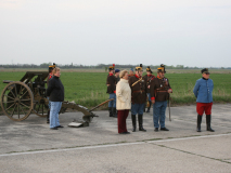 Auch Traditionsvereine in ihren historischen Uniformen nahmen an der Angelobung 2009 in Aspern teil. Foto: Ing. Erwin Rössler.