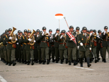 Die Militärmusik noch einmal auf dem Weg zum Festgelände, diesmal als Teilnehmer der Angelobung. Foto: Ing. Erwin Rössler.