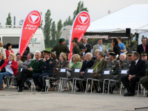 Die Ehrentribühne war zu diesem Zeitpunkt der Angelobung auf dem ehemaligen Flugfeld noch nicht ganz voll. Foto: Ing. Erwin Rössler.