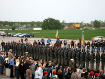 Die Soldaten und auch die Traditionsvereine in ihren historischen Uniformen haben bereits Aufstellung genommen. Foto: Ing. Erwin Rössler.