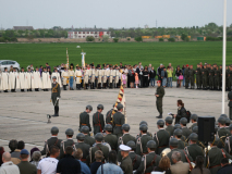 Die Soldaten und auch die Traditionsvereine in ihren historischen Uniformen haben bereits Aufstellung genommen. Foto: Ing. Erwin Rössler.