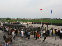 Die Soldaten und auch die Traditionsvereine in ihren historischen Uniformen haben bereits Aufstellung genommen. Foto: Ing. Erwin Rössler.