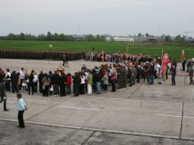 Die Soldaten und auch die Traditionsvereine in ihren historischen Uniformen haben bereits Aufstellung genommen. Foto: Ing. Erwin Rössler.