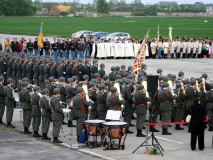 Die Soldaten und auch die Traditionsvereine in ihren historischen Uniformen haben bereits Aufstellung genommen. Foto: Ing. Erwin Rössler.