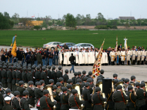 Die Soldaten und auch die Traditionsvereine in ihren historischen Uniformen haben bereits Aufstellung genommen. Foto: Ing. Erwin Rössler.