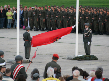 Das Hochziehen der Österreichischen Fahne ist beendet und damit fängt die eigentliche Angelobung an. Foto: Ing. Erwin Rössler.