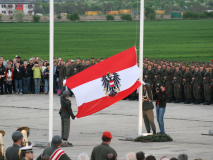 Das Hochziehen der Österreichischen Fahne ist beendet und damit fängt die eigentliche Angelobung an. Foto: Ing. Erwin Rössler.