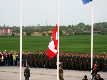 Das Hochziehen der Österreichischen Fahne ist beendet und damit fängt die eigentliche Angelobung an. Foto: Ing. Erwin Rössler.