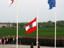 Das Hochziehen der Österreichischen Fahne ist beendet und damit fängt die eigentliche Angelobung an. Foto: Ing. Erwin Rössler.