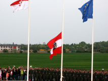 Das Hochziehen der Österreichischen Fahne ist beendet und damit fängt die eigentliche Angelobung an. Foto: Ing. Erwin Rössler.