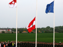 Das Hochziehen der Österreichischen Fahne ist beendet und damit fängt die eigentliche Angelobung an. Foto: Ing. Erwin Rössler.