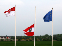 Das Hochziehen der Österreichischen Fahne ist beendet und damit fängt die eigentliche Angelobung an. Foto: Ing. Erwin Rössler.