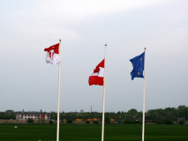 Das Hochziehen der Österreichischen Fahne ist beendet und damit fängt die eigentliche Angelobung an. Foto: Ing. Erwin Rössler.
