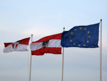 Das Hochziehen der Österreichischen Fahne ist beendet und damit fängt die eigentliche Angelobung an. Foto: Ing. Erwin Rössler.