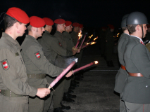 Beim Aufsagen der Gelöbnisformel war es bereits dunkel, daher wurden an die Soldaten Fackeln ausgegeben. Foto: Ing. Erwin Rössler.