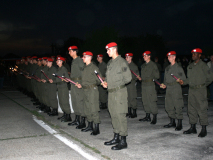Beim Aufsagen der Gelöbnisformel war es bereits dunkel, daher wurden an die Soldaten Fackeln ausgegeben. Foto: Ing. Erwin Rössler.