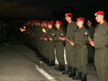 Beim Aufsagen der Gelöbnisformel war es bereits dunkel, daher wurden an die Soldaten Fackeln ausgegeben. Foto: Ing. Erwin Rössler.
