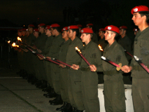 Beim Aufsagen der Gelöbnisformel war es bereits dunkel, daher wurden an die Soldaten Fackeln ausgegeben. Foto: Ing. Erwin Rössler.